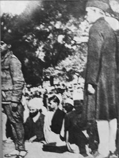 Pandit Nehru unfusing the Flag of Indepence at the Lahore Congress in 1929.jpg